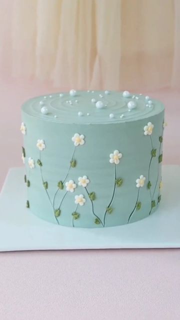 2 Kg Cake Design Birthday, October Bday Cake, Classy Birthday Cake Ideas, Simple Flower Cake Ideas, Ladies Birthday Cake Ideas, Cake Ideas Flowers, Basic Cake Designs, October Birthday Cake, Dandelion Cake