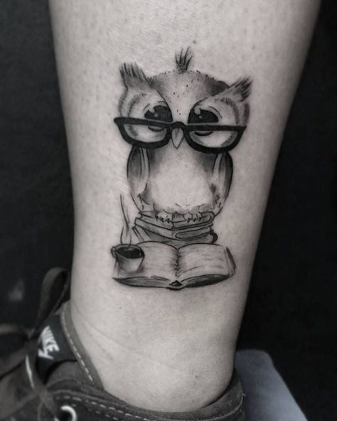 Tattoo Ideas Book, Owl Tattoo Drawings, Cute Owl Tattoo, Bird Tattoo Meaning, Flamingo Tattoo, Vogel Tattoo, Bookish Tattoos, Literary Tattoos, Bird Tattoos