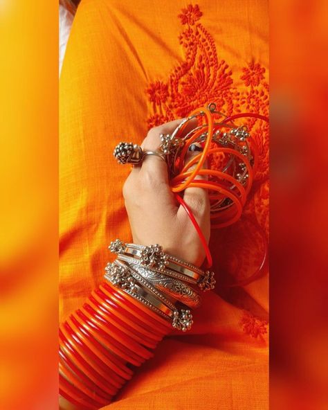 Glass Bangles Indian, Bangles Aesthetic, Orange Bangles, Desi Pinterest, Indian Dress Up, Wedding Jewelry Sets Bridal Jewellery, Neck Pieces Jewelry, Gift Boxes For Women, Antique Jewellery Designs