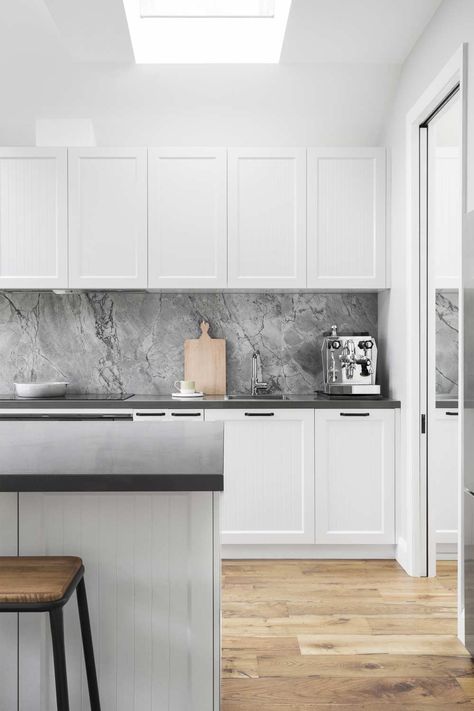 Dapur Skandinavia, Backsplash Herringbone, White Cupboards, Scandinavian Kitchen Design, Kabinet Dapur, Minimalist Kitchen Design, Kitchen Splashback, Classic Kitchen, Scandinavian Kitchen