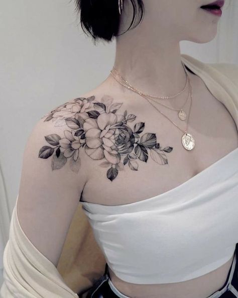 Tattoo Flower Designs, Unforgettable Tattoo, Ear Tats, Tattoos Shoulder, Collarbone Tattoos, Feminine Shoulder Tattoos, Chest Tattoos, Tasteful Tattoos, Chest Tattoos For Women