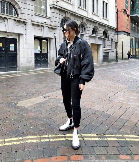 Alerta De Tendencia Ultra Cool: Botas Blancas Chunky – Cut & Paste – Blog de Moda White Chunky Boots Outfit, White Chelsea Boots Outfit, White Chunky Boots, Japan Outfit Winter, Chunky Boots Outfit, Living On Your Own, White Chelsea Boots, White Boots Outfit, Chelsea Boots Outfit