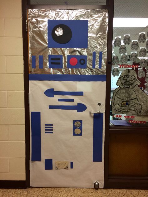 R2D2 classroom door decoration. Star Wars Door Decorations, Star Wars Classroom Door, Christmas Door Decorations Classroom, Star Wars Door, Star Wars Classroom Theme, Library Door, Pta Board, Halloween Doors, Disneyland Party