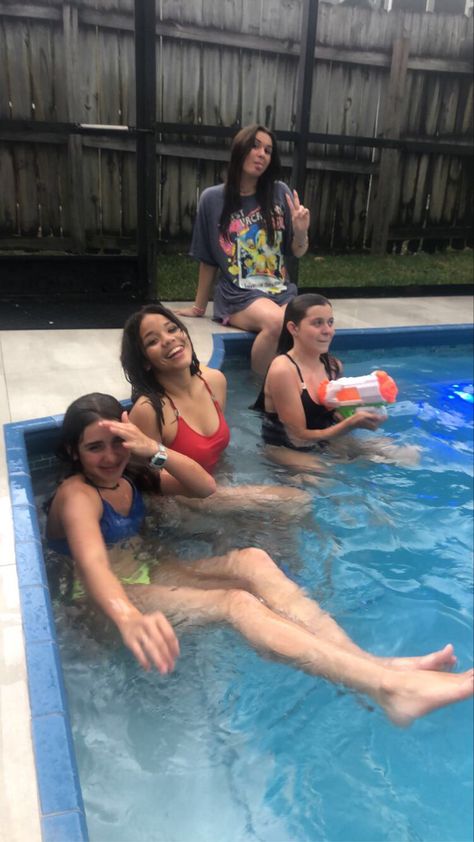 Friends Pool Party, House Party Aesthetic, Sleepover 2 People, Sleepover All Nighter, Night Pool Party, Friend Quiz, Pool Party Outfits, Sleepover Games, Spring Breakers