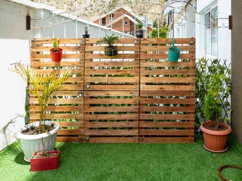 Wood pallets can be used to make everything from furniture to decor. But if your backyard needs a bit more privacy, your vegetable patch needs protection from hungry critters, or you want to create a barrier between your front yard and the street, there are plenty of low-cost, simple DIY pallet fence ideas that can get the job done. Check out these... Pallet Privacy Fences, Pallet Fence Ideas, Wood Pallet Fence, Vertical Pallet Garden, Diy Privacy Fence, Herb Garden Pallet, Wood Privacy Fence, Cheap Fence, Pallet Fence