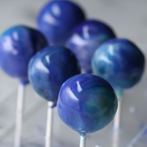 Galaxy 'Box' Cake Pop Cake Pop Receita, Oreo Cake Pops, Kue Macaroon, Purple Food Coloring, Galaxy Cake, Cake Pop Recipe, Tasty Videos, Cake Decorating Videos, Blue Food