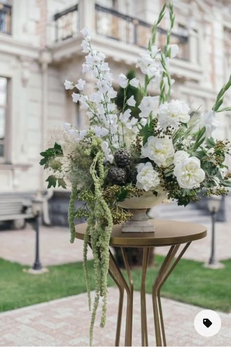 Flower Bouquets For Funerals, Florist Bridal Show Booth Display, Place Settings Wedding No Plate, Tuscan Flower Arrangements, Elegant Wedding Flowers, Altar Arrangement, Wedding Altars, All White Wedding, Wedding Floral Centerpieces