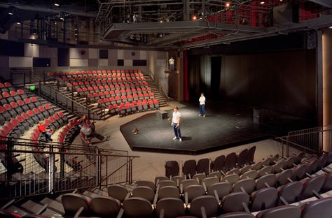 Thrust Stage, Church Building Design, Auditorium Design, Theater Architecture, Stage Designs, Theatre Interior, Theatre Photography, Modern Church, Stage Set Design