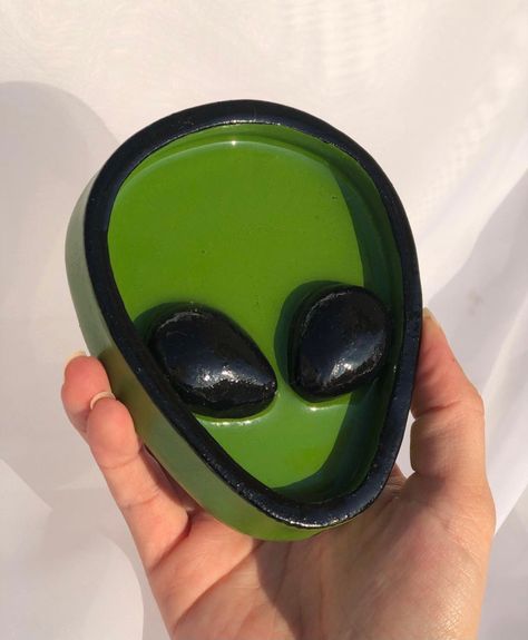 Alien Ceramic Sculpture, Alien Clay Ashtray, Alien Clay Art, Alien Ashtray, Diy Ashtray Clay, Alien Ceramics, Clay Ashtray Ideas, Clay Alien, Clay Ashtrays