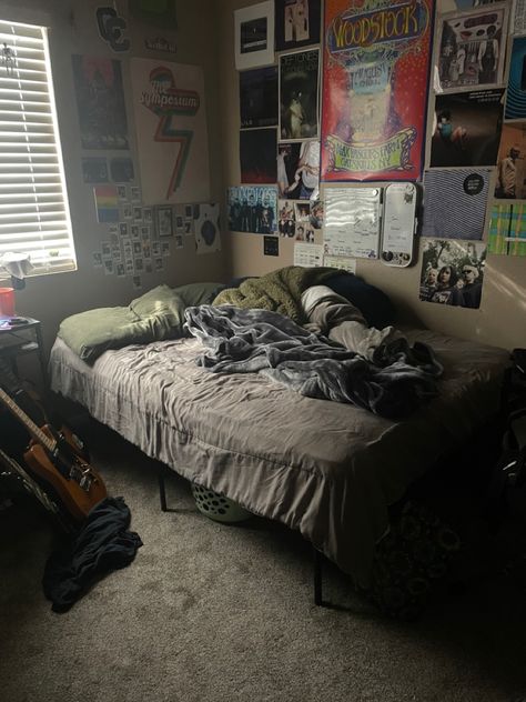 Punk Room, Messy Bedroom, Chill Room, Home Decor Aesthetic, Retro Room, Aesthetic Home Decor, Home Decor Ideas Living Room, Vinyl Collection, Room Redesign