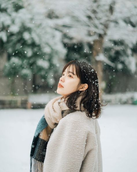 Winter Portrait Photography Snow, Winter Aesthetic Photoshoot, Winter Pose Reference, Snow Portrait Photography, Winter Portraits Photography, Winter Senior Pictures, Christmas Fashion Photography, Female Portrait Poses, Korean Photoshoot