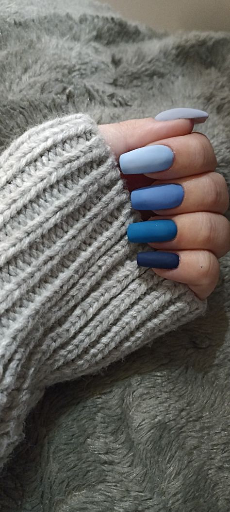 Mat Nails Ideas Winter, Matte Gradient Nails, Mate Blue Nails, Matte Blue Almond Nails, Dark Blue Gradient Nails, Blue Gradient Nails Acrylic, Navy Blue And Light Blue Nails, Light Blue Gradient Nails, Light Blue Nails Matte