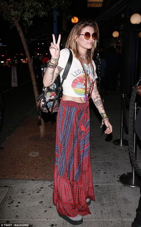 Millionaire hippie-at-heart: Paris Jackson flaunted her taut tummy to attend stylist Chloe... Hipiee Outfit, Mundo Hippie, Hippie Fits, Led Zeppelin T Shirt, Converse Outfits, Surfer Girls, Bohemian Style Clothing, Paris Jackson, Hippie Style Clothing