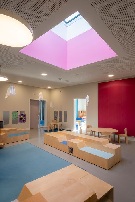 Daylight is considered the most pleasant lighting and generally has a positive effect on people's health and well-being. Therefore, all rooms in a daycare facility should have as much daylight as possible. Thanks to our installed LAMILUX Glass Skylight FE and the LAMILUX Glass Roof PR60, the kindergarten "World of Kids" is flooded with sufficient daylight and provides an absolute feel-good atmosphere for children. Living Room Skylight, House Skylight, Skylight House, Skylight Living Room, Skylight Bedroom, Skylight Architecture, Modern Skylights, Skylight Bathroom, Glass Skylight