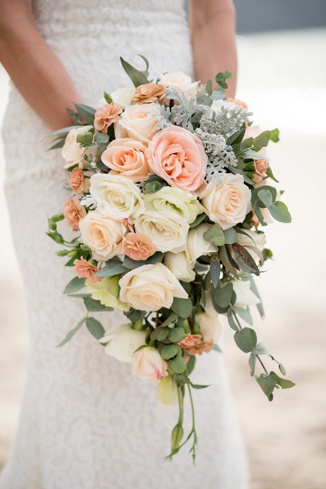 Peach Wedding Flowers Bouquet, Simple Wedding Bouquets, Color Melon, Peach Wedding Flowers, Orange Wedding Flowers, Wedding Flower Packages, Peach Wedding, Wedding Wishes, Bride Bouquets