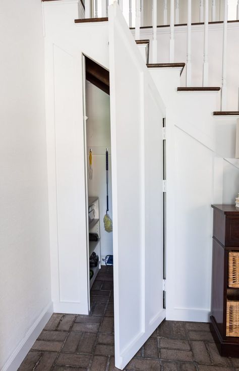 How to create a hidden closet under a staircase. Under a staircase ideas. Door Under Stairs, Dold Dörr, Closet Door Storage, Closet Under Stairs, Stair Shelves, تحت الدرج, Hidden Closet, Staircase Storage, Diy Staircase