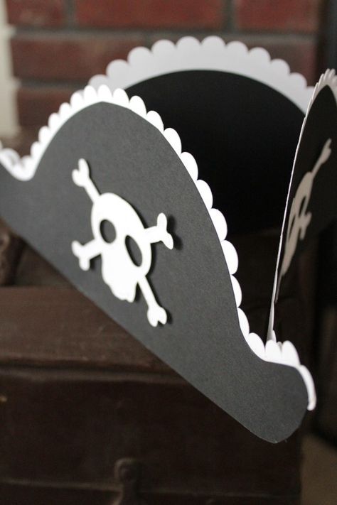 Piratenhut basteln nach einfacher Anleitung Pirate Hat Diy, Pirate Hat Craft, Diy Pirate Hat, Pirate Hat Template, Pirate Hat Crafts, Pirate Hats For Kids, Dinosaur Party Hats, Princess Pirate, Pirate Costume Diy