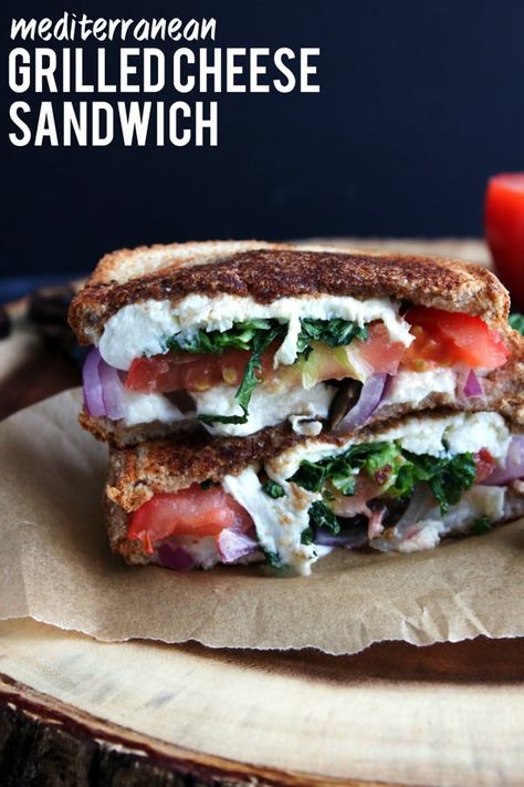 Mediterranean Grilled Cheese Sandwich 91 Sandwich Fillings Ideas, Unique Sandwich Ideas, Unique Sandwich Recipes, Mediterranean Grilled Cheese, Mediterranean Sandwich, Easy Grilled Cheese, Lunch Saludable, Easy Sandwich Recipes, Sandwich Ideas