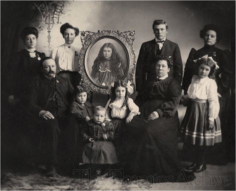 Creepy Family Portraits, Gothic Family Portrait, Victorian Family Portrait, Old Family Portraits, Sausage Curls, Memento Mori Photos, Vintage Morning, Post Mortem Pictures, Memorial Portrait