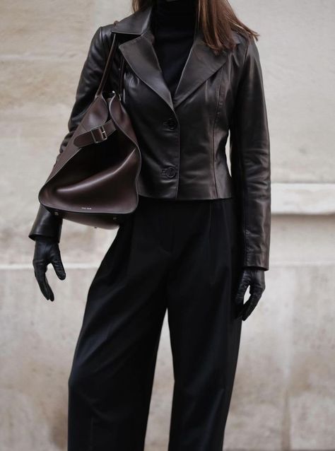 Leather Gloves Outfit, Sweden Summer, Outfit Elegantes, Black Monochrome, Leather Jacket Brown, Office Siren, Jacket Outfit, Brown Leather Jacket, Looks Chic