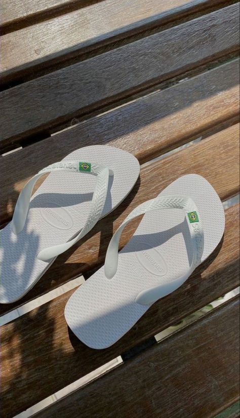 Flipflops Aesthetic, Havaianas Aesthetic, Brazil Aesthetic Outfits, Brazil Aesthetic, Brasil Aesthetic, White Flip Flops, Moto Cross, Holiday Pictures, Beach Aesthetic