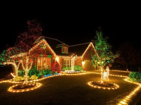 Outdoor Christmas Lighting, Diy Christmas Light Decorations, Best Outdoor Christmas Decorations, Outdoor Christmas Decorations Lights, Outdoor Christmas Diy, Christmas Lights Outside, Diy Christmas Lights, Christmas Light Installation, Hanging Christmas Lights