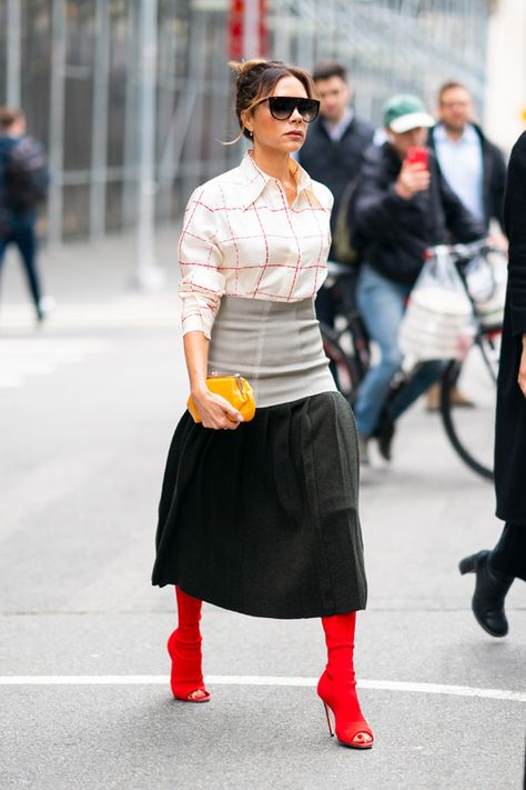 Inseparable de sus botas 'Jasmine', Victoria Beckham estrena una falda con truco #moda #tendencias #victoriabeckham #falda Celebrity Winter Style, Style Victoria Beckham, Celebrity Summer Style, Petite Celebrities, Victoria Beckham Outfits, Victoria Beckham Style, Celebrity Style Inspiration, Dramatic Style, Moda Chic