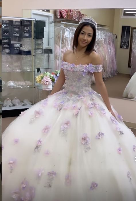 White Flower Quince Dresses, White Quinceanera Dresses With Purple Flowers, Quince Dresses Floral, White And Purple Quince Dress, Quinceanera Dresses White With Flowers, Quince Ideas Themes Butterfly, Quince Dresses Butterfly, Quince Dresses With Flowers, White Quince Dress With Flowers