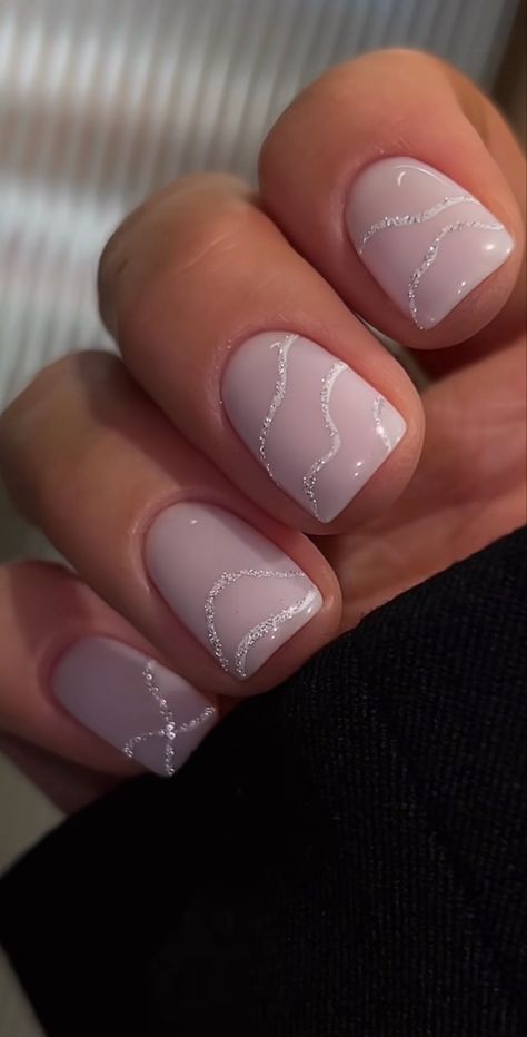 Nails 2024 Winter Trends, Christmas Minimalist Nails, Minimalist Winter Nails, Minimalist Christmas Nails, Nail January, Winter Nails Christmas, Nails January, Aria Style, Old Money Nails