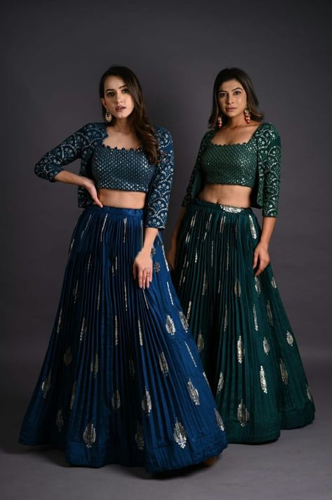 Lenga Design With Jacket, Crop Top With Skirt And Jacket, Shrug For Lehenga, Jacket Style Blouse For Lehnga, Jeket Style Lehnga, Koti Style Chaniya Choli, Lehnga With Jackets, Ladies Sangeet Outfit For Bride, Lehanga Croptop Designs Latest