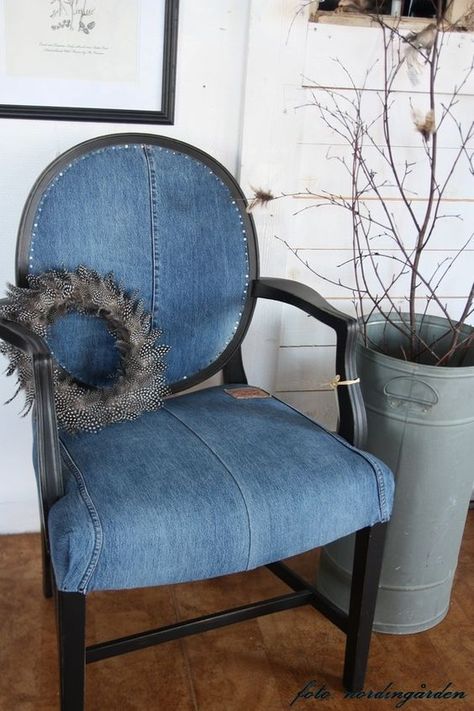 74 Awesome DIY ideas to recycle old jeans Denim Furniture, Reading Chairs, Blue Jeans Crafts, Oversized Chair, Denim Decor, Denim Ideas, Recycle Jeans, Denim Crafts, Old Jeans