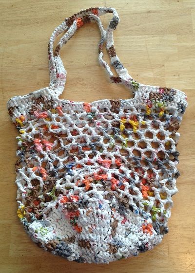 Recycled Grocery Bag Crochet, Plastic Bags Crochet Projects, Recycled Crochet Projects, Crocheted Plastic Bags, Plastic Yarn Bag, Crochet Bag From Plastic Bags, Plastic Bag Yarn Projects, Crochet Plarn Bag, Crochet From Plastic Bags