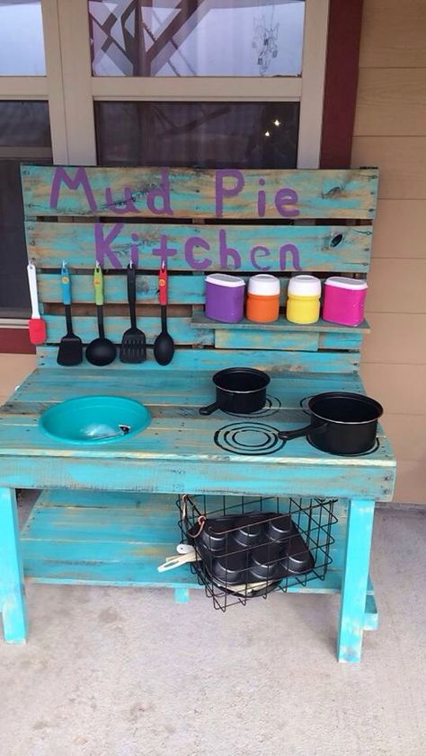 Mud Pie Station, Mudpie Kitchen, Playhouse Decor, Mud Pie Kitchen, Natural Play Spaces, Kids Yard, Natural Play, Diy Mud Kitchen, Mud Bath