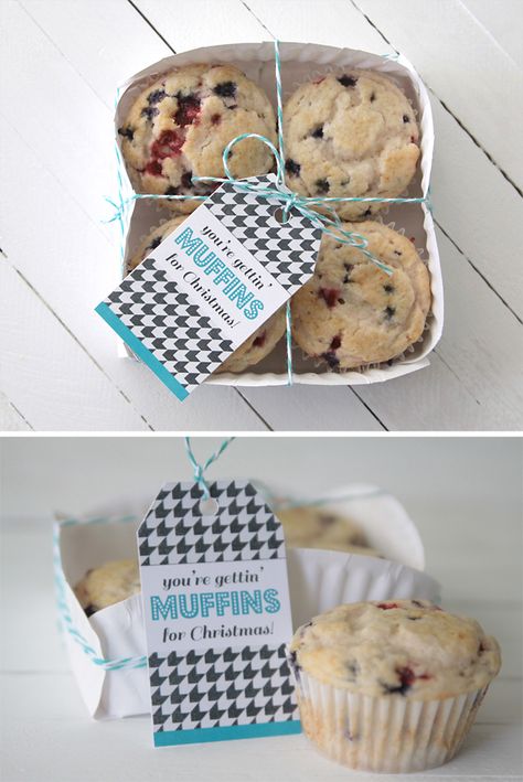 great #Christmas #gift idea for #neighbors + #teachers - muffins in a basket made from a paper plate with free #printable tag that says "you're gettin' muffins for Christmas" #easy #cheap Paper Plate Basket, Logo Doce, Cookie Baskets, Cookie Gift Baskets, Treat Basket, Diy Cookie, Cookie Packaging, Easy Treats, Cookie Gifts