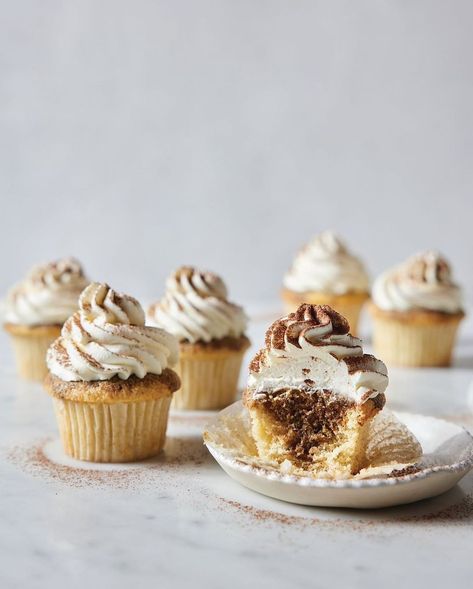 Tiramisu Cupcakes, Mascarpone Frosting, Cupcake Pans, Mascarpone Cheese, Baking Company, Vanilla Cupcakes, Italian Desserts, Classic Desserts, Confectioners Sugar