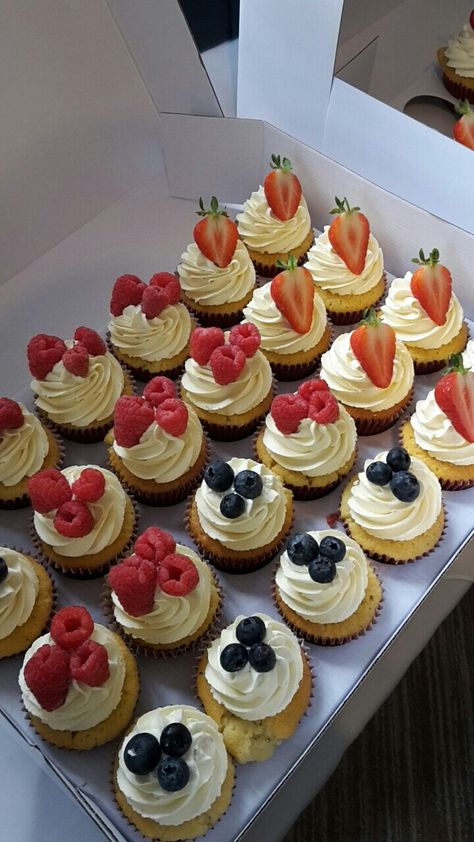 Fresh fruit is simply stunning White Cupcakes With Fruit, Fruit Cupcake Ideas, Fruit Themed Cupcakes, Cupcakes With Fruit, Fruit Cupcakes, Pretty Cupcakes, Cute Baking, Healthy Food Dishes, Birthday Cupcake