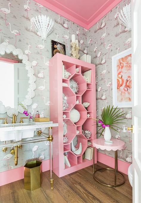 Pink Crown Molding, Pink Baseboards, Flamingo Land, Estilo Kitsch, Pink Bathrooms Designs, Pink Toilet, Pink Ceiling, Pink Bath Mat, Bibliotheque Design