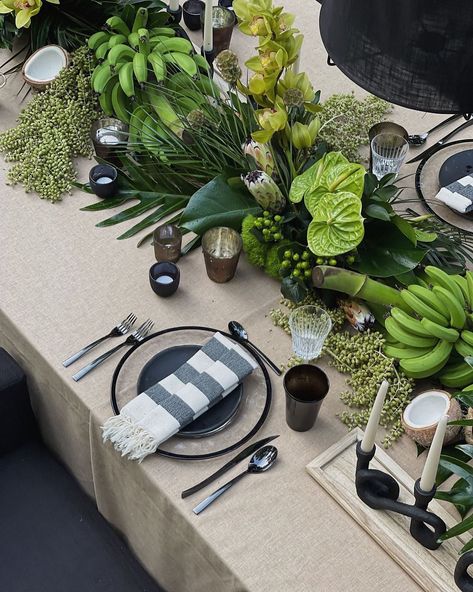 All Green Arrangements, Modern Tropical Floral Arrangements, Tropical Floral Design, Jungle Table Setting, Green Set Design, Jungle Table Decorations, Eclectic Table Settings, Green Wedding Arrangements, Green Theme Party