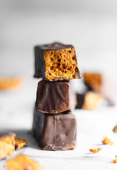 Vegan honeycomb crunchie bars Vegan Copycat, Honeycomb Recipe, Crunchie Bar, Honeycomb Candy, Homemade Candy Bars, Vegan Chocolate Bars, Aesthetic Health, Tattoo Health, Toffee Recipe