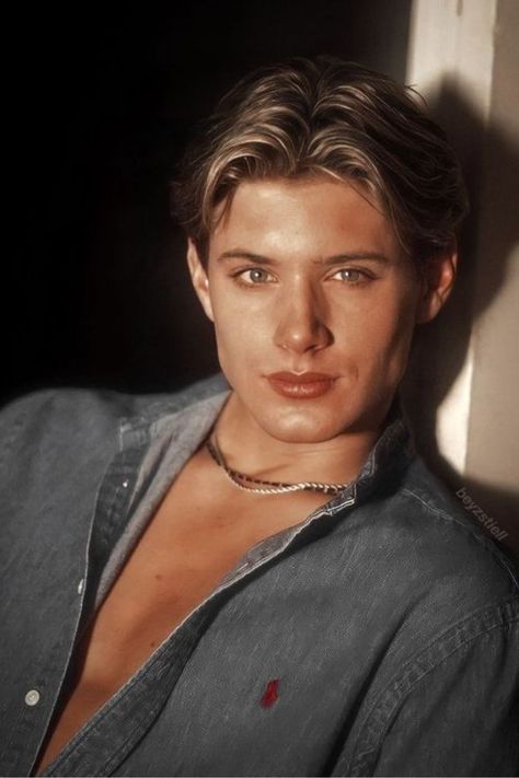 10 Trendy Dean Winchester Haircut Ideas To Look Cool In 2023 Hot Jensen Ackles, Dean Winchester Haircut, Jensen Ackles 90s, Dean Winchester Hot, Curtain Bangs Hairstyle, Jesen Ackles, Bangs Hairstyle, Supernatural Wallpaper, Supernatural Dean Winchester