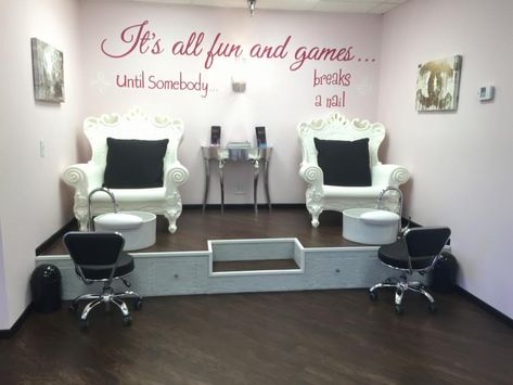 Pedicure station at the Wink Lash and Beauty Bar LOFT Pedicure Station Designs, Small Beauty Salon, Pedicure Station Ideas, Privates Nagelstudio, Beauty Salon Interior Design Ideas, Salon Decorating, Salon Interior Design Ideas, Pedicure Station, Nail Salon Interior Design