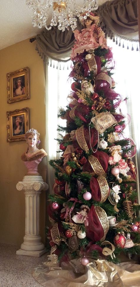 Victorian Tree Christmas, Victorian Style Christmas Tree, Victorian Christmas Trees, Victorian Christmas Aesthetic, Victorian Christmas Decor, Edwardian Christmas, Pink Victorian Christmas, Victorian Style Christmas, Victorian Christmas Decorations