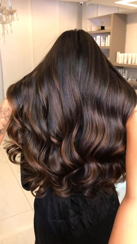 Hair Balayage Ideas, Caramel Highlights On Dark Hair, Chocolate Brown Highlights, Chocolate Brown Balayage, Cabello Color Chocolate, Black Hair With Brown Highlights, Chocolate Brunette Hair, Chocolate Balayage, Hair Color For Brown Skin