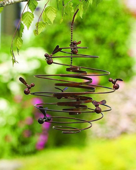 The ornament that creates all the buzz 🐝🐝 Diy Garden Landscaping, Spiral Garden, Dekor Diy, Bee Garden, Metal Yard Art, Metal Garden Art, Bee Decor, Bee Art, Unique Gardens