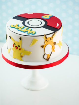 Pokémon Cake Pokemon Torte, Bolo Pikachu, Pokemon Birthday Party Ideas, Pokémon Cake, Pokemon Cupcakes, Pokemon Themed Party, Pokemon Birthday Cake, Chocolate Swiss Meringue Buttercream, Pikachu Cake