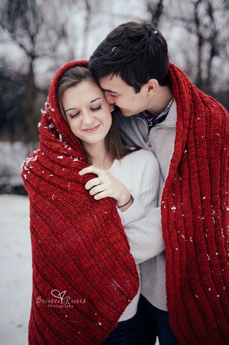 Kashmir Pre Wedding Shoot, Winter Love Couple, Kashmir Couple Photography, Kashmir Photoshoot, Couple Photoshoot In Kashmir, Kashmiri Outfits For Women, Winter Wedding Photos Blanket, Romantic Sunset Wedding, Winter Couple Pictures