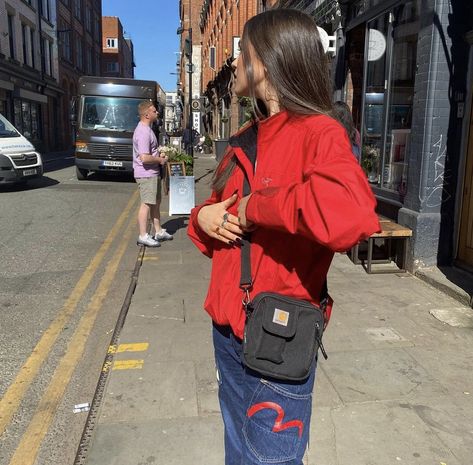 Carhartt Bag Outfit, Carhartt Outfit, Cross Body Bag Outfit, Crossbody Bag Outfit, Carhartt Bag, College Fits, Bag Outfit, Swaggy Outfits, Mode Inspo