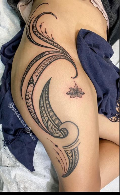 Tahitian Tattoo, Polynesian Tattoos Women, Thigh Tat, Ta Moko, Flower Thigh Tattoos, Hip Thigh Tattoos, Hip Tattoos, Polynesian Tattoos, Korean Tattoos