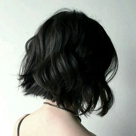 Snow White Aesthetic, Shoulder Length Black Hair, Dark Black Hair, Black Bob Hairstyles, Black Wavy Hair, Black Hair Aesthetic, Short Dark Hair, Jet Black Hair, Short Wavy Hair