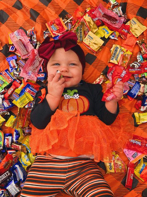 Baby Halloween photoshoot DIY with Candy Diy Halloween Baby Photoshoot, Candy Corn Baby Pictures, Halloween Photoshoot Baby, Thanksgiving Photoshoot Ideas, Baby Halloween Photoshoot, Halloween Baby Photoshoot, Halloween Baby Pictures, Photoshoot With Baby, 3 Month Old Baby Pictures